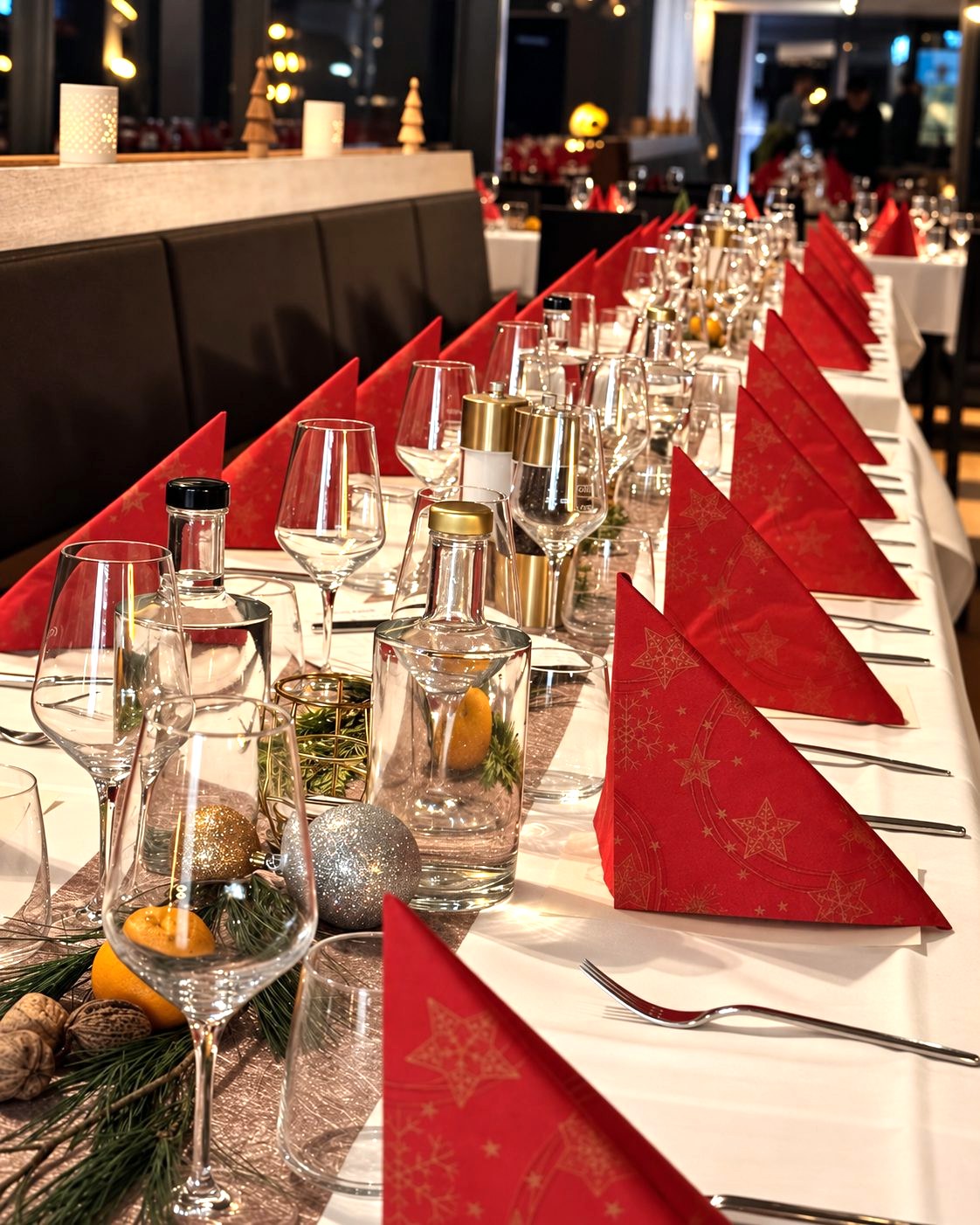 Festlich gedeckte Tafel im Advent